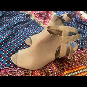 NINE WEST sz 7.5 taupe peep-toe